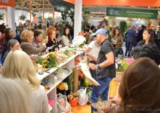 The floral demonstrations at the Dümmen Orange booth attracted the attention of many visitors.