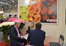 Juan Manuel Gutierrez of PQR talking with visitors.