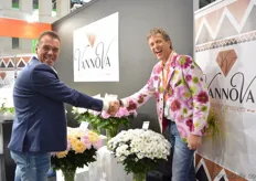 Andre van Ruyven of Vannova and Rick Minck of Dümmen Orange. For years, Vannova is cultivating the Bacardi chrysanthemum of Dümmen Orange. According to Minck, the Bacardia is a popular white single flowers chrysanthemum. It has been on the market for about 14 years now. Vannova grows this variety on 6ha. This variety is popular in Spain, Poland, Ukraine and Russia. And in Russia, the sales are increasing.