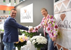 Andre van Ruyven of Vannova and Rick Minck of Dümmen Orange. For years, Vannova is cultivating the Bacardi chrysanthemum of Dümmen Orange. According to Minck, the Bacardia is a popular white single flowers chrysanthemum. It has been on the market for about 14 years now. Vannova grows this variety on 6ha. This variety is popular in Spain, Poland, Ukraine and Russia. And in Russia, the sales are increasing.