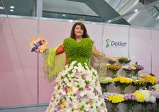 Warja Abrosimova of Dekker Chrysanten. At the show, they are presenting their varieties to the public. Their santini has grown in the Russian market; about 20-25 percent. According to Abrosimova, this is because more Russians are choosing for flowers with shorter stems and the santinis fit very will in these kind of bouquets.