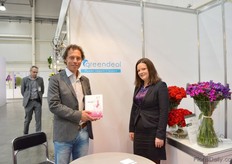 "Dave Hoekstra of Koen Pack and Olga Samykina of Greendeal, an im- and export company from flowers from Kenya, Colombia and Ecuador. "Giving the customer total peace of mind is our strength", says Samykina."