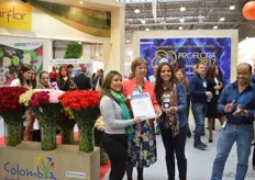 General director of GreenExpo Exhibition company and the direcor of the FlowersExpo Nadezhda Grigorieva handing out the awards at the Colombia pavillion.