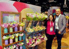 Anita and Paul Miller of Nature’s Flowers brought many seasonal and yearround concepts for the supermarket floral programs.