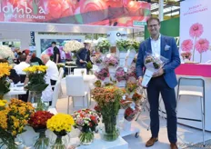Focco Prins of Queen Genetics. The cut kalanchoes are available in seven colors and are now also being produced in Ecuador. Over there, they can produce cut kalanchoes with a stem lengt of 60-70 cm (see the cut kalanchoes next to Focco in the vase.)