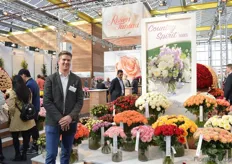Stephan Heyer of Rosen Tantau next to the Country Spirit roses. These roses series consists of 12 roses with a garden type appearance.