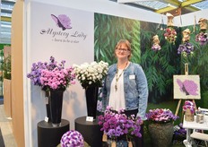 Malene Juhl Jensen of Mystery Lady presenting the three cut asters that are already on the market (on the left) and some new cut aster varieties that are currently being tested (in front of Malene).