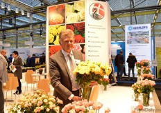 John Pouw of Viking Roses holding the spray rose called Rosa Loves me Two Times. Later more on this special variety and the special story behind it.