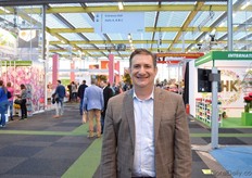 Cory Sanchez of Florgine was also visiting the show. This company grows standard-type and mini-type carnation varieties that are bred by Suntory.