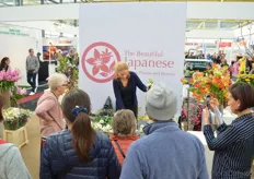 What you can do with Japanese flowers. The demonstrations attracted a lot of attention of florists.