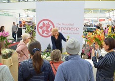 What you can do with Japanese flowers. The demonstrations attracted a lot of attention of florists.