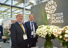 Martijn and Robert Ilsink of Interplant next to the spray rose called Bombastic. This spray rose is available in four varieties and is characterized by its flower shape; large old English heads. Besides that, it's stem length is between 50-80 cm. According to Robert, this variety is very popular all over the world.
