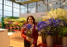 Lourdes Reyes of Ball with the new spray delphinium. This delphinium is one of the first spray delphiniums and attracted the attention of many visitors of the show.
