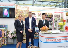 Natasja van der Velde, Roland Hillebrink and Qibing Xie of Holland Bulb Market.