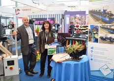 Laurent Surriray and Dominique Kooij of Mecaflor next to their new automated bouquet machine. With this state-of-the-art machine bouquet makers can quickly and simply create bouquets of different size and length (15 to 40 steals, 32 to 60 cm in length).
