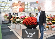 Göran Basjes of Kordes Roses next to the Red Eagle.