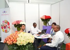 Hanif Chaudry of Isinya Roses and Joseph Karanja of Flower Business Sipport visitng Eliud Njenga of Credible Blooms.