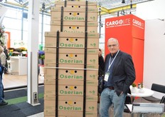 John Kowarsky of Cargolite next to the Cargolite concept. Recently, Kenyan rose grower Oserian decided to start shipping flowers from one of their customers with this concept.