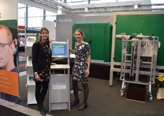 Tessa Klaver and Lianca de Ruiter from Bercomex. With the computer (in front) the service team can help and prevent errors. At the fair Bercomex showed how this is done