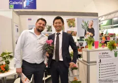 Matthias Daisenberger of Modatech and Kazuta Aoyama of Kaneya. Kazuta is holding a decorative pot. Special about this pot is the fact that you can pour water from the side.