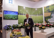 Jürgen Gerdvordermark of Kötterheinrich hortensienkulturen holding the Tabletensia; a small hydrangea variety.