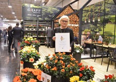 Helle Graff of Graff Kristensen with the Novelty award for their HibisQs Petit Orange.