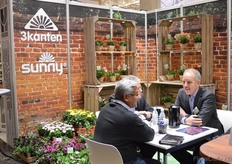 Bjarne Nyholm Larsen from Sunny talking with visitors.