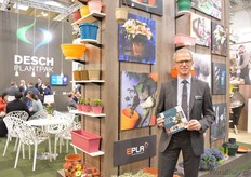 Kees Waque of Desch Plantpak presenting the Colour Your Story book and products.
