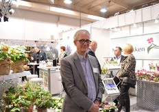 Bent Hansen Hvidberg of Naeldebakken. Since April 2016, he is selling the window self tomatoes of Dalina Gentetics and is pleased with the demand. From March 2017 he will start selling the seedless paprika's.