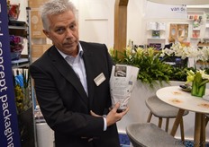 On the photo its a bit hard to see, but as one might guess: Hans van der Knaap is proud to present a potcover he himself designed - and signed