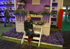 Corina van der Heiden van Addenda, presenting a new, double-colored campanula. Quit a marvel in breeding, says Corina: it is not so easy to have both plants blossoming at the same time and to get them mixed nicely
