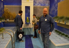 Amigra Grasses with a remarkable stand: a swimming pool. BLue is the color we are known for, says Erik van den Voorst. Besides, it makes for a happy and sunny, holiday-like feel.