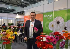Stein Schouten of Florist holding one of Florist's new gerbera's with a large diameter; the Dreamline.