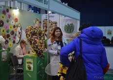 Many visitors took a picture together with the flower heart at Dekker Chrysanten.