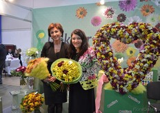Lyana Odinokaja, Dillewijn Zwapak, op bezoek bij Warja Abrosimova, Dekker Chrysanten. With these bouquets, they want to inspire the florists and show them new chrysanthemums, the Santini for example.