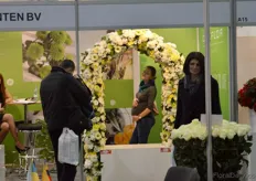 The arch with chrysanthemums of Deliflor was a nice decor for photo's.
