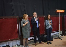 At the end of the first day, Kuno welcomes all the exhibitors.