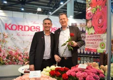 The team of Kordes Roses. Göran Basjes (on the right) is holding the Happy End. It is a new rose variety that attracted the attention of many visitors.