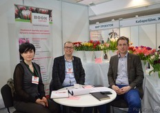 Irina Meged and Willem Boon of Boon Export, a supplier of bulbs, and Harry de With of PolderTrade. Harry, who was visiting the show, forces and trades bulbs.
