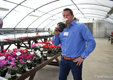 Mark Schermer, who represents Varinova in the USA, holding the Rocolina White. This niche product is a fragrant cyclamen. The Rocolina series consist of 6 varieties.