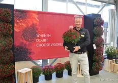 Rene den Hoed of Gediflora holding the new Vigorelli Red.