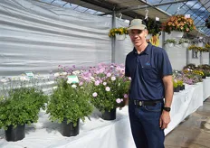 Eyal Inbar of Hishtil presenting the Scabiosa Kuda. Bred by a Japanese flowers, this plant has large flowers. The variety with white flowers is new and they will come with a blue variety soon. According to Inbar, they could not fulfill the demand in Europe, where they have introduced it one year ago.