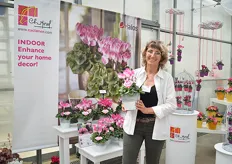 Florence Vaux of Morel Diffusion presenting the Halius Funflame Magenta. It is a sturdy and round plant. The seeds in the USA are distributed through Ball.