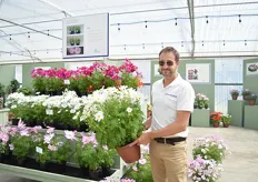Julian Wilson of FloraNova presenting the Cosmos Apollo. This series consists of 3 colors and one bicolor mix. It is a compact and well branched plant with overlapping petals, which creates a bigger flower.