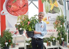 Ard Ammerlaan of Prudac holding the Ponky Pepper Spicy Jane. This is a pepper in Prudac's F1 hybrid product portfolio. It is a is a basket type with the ability to fill a 30 cm basket with bright red fruits. Spicy Jane F1 is easy to combine with flowers or herbs. Spicy Jane F1 leafs are shiny and its leaf structure secures a low water use.