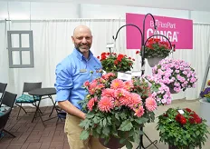 Jason Twadell of BallFloraPlant holding the Dahlia Gardenetta Passion Fruit. This dahlioa is characterized by its big flowers, good garden performences and good powdery mildew resistance. Gardenetta is a new series that consists of three colors.