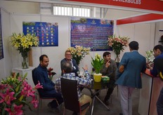 Bart Duijvesteijn of van den Bos Flowerbulbs talking with visitors.