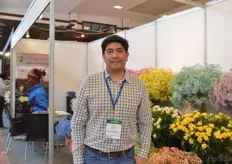 Luis Benalcazar of Bellaflor. This 15ha Ethiopian flower farm put their tinted gypsophilas in the center stage at their booth. At the show, they were eager to find new customers from China.