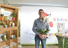 Dannie Pilaet of flora MGB presenting the Chimpy label on an orchid. It is a new kind of label that is attached to the stem of the plant or tree. This label is made of polypropylene instead of regular labels that are made of polystyrene. According to Pilaet, this is pricewise more attractive for the growers.