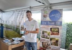 Dustin Pietersen of Aimfresh presenting the Waterwick. It is a well know and increasingly more used tool for growers in cultivation. The waterwick consists of a stick and double rope that connects the water with the plant and enables the plant to drink when it needs to. Next to the standard stick and rope; the WaterWick, they now also have the Flexistick; one rope for plants that require less water and the Wickstick, a stick that has the size of the rope, this stick keeps the rope straight.